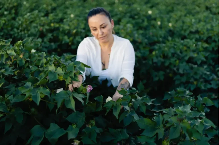 Cynthia Moleta em uma plantacao - CMC - Soluções